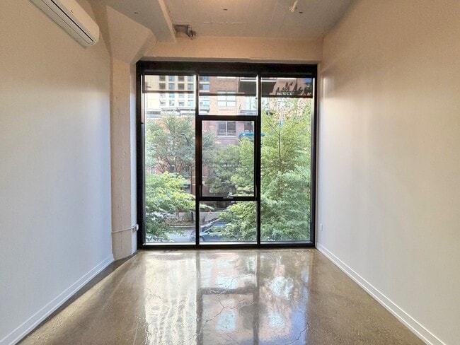 Building Photo - 152 W Huron St Unit S