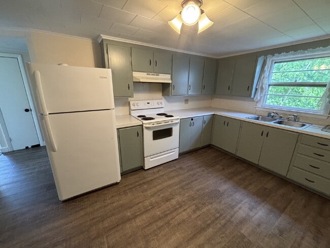 Building Photo - Bright & Spacious Apartment with Heat Included – Convenient Sanford Location! Unit 3