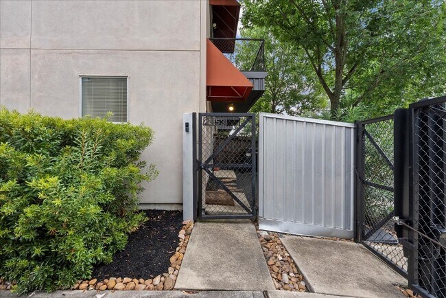 Photo - 2453 Wentworth St