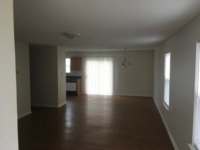 Photo - 4 bed 2.5 bath with a privacy fenced in yard!