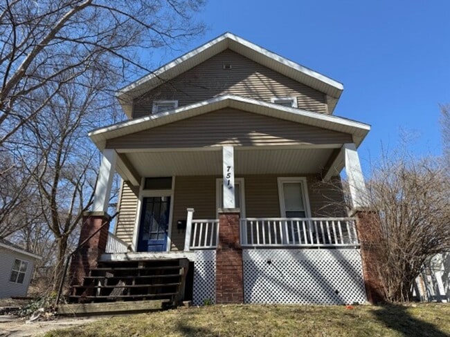 Building Photo - Updated, spacious 2 bedroom, 1 bathroom fi... Unit #1 Rental
