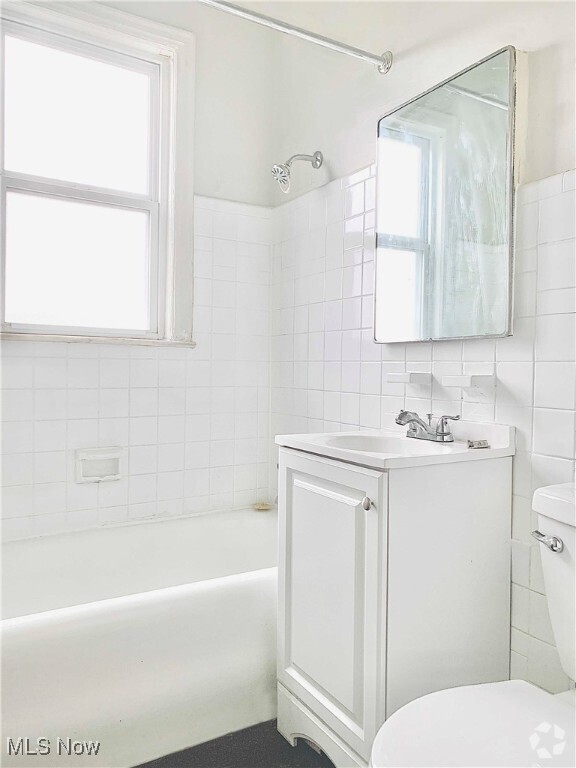 Building Photo - 2836 E 130th St Unit 16L Rental
