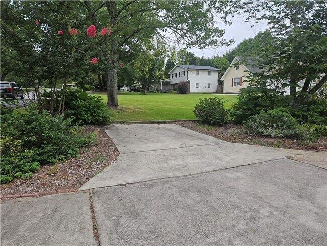 Photo - 395 Monivea Ln