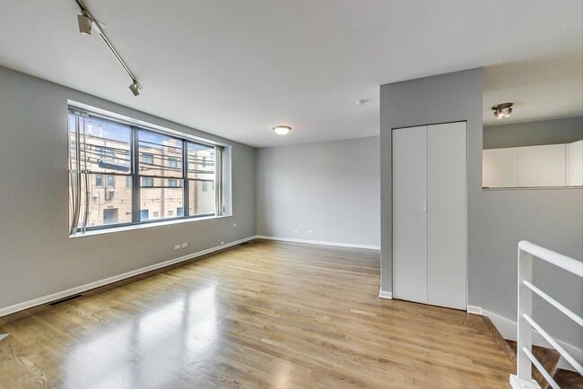 Photo - 2343 N Greenview Ave Unit 102
