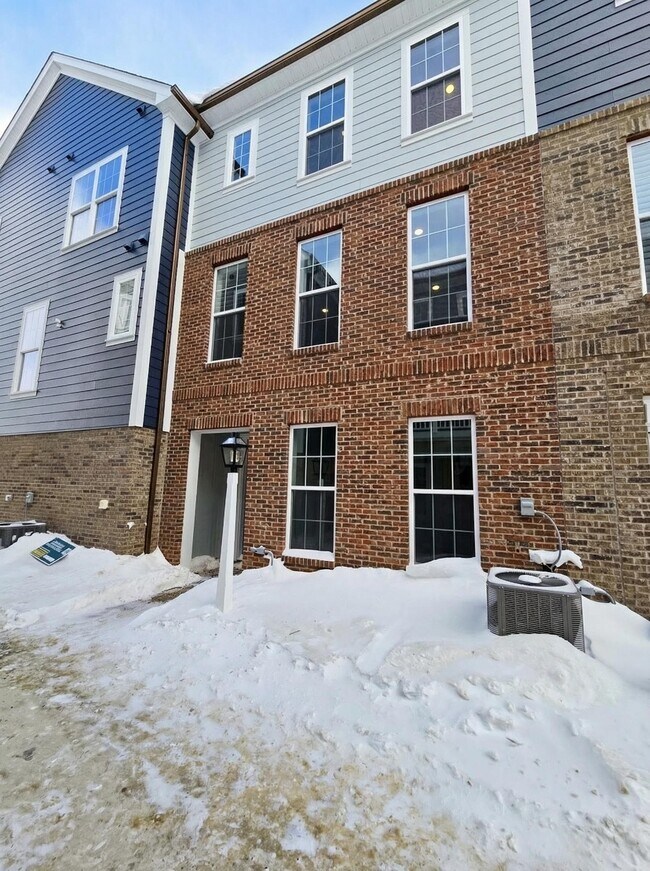 Photo - 305 Frederick Way