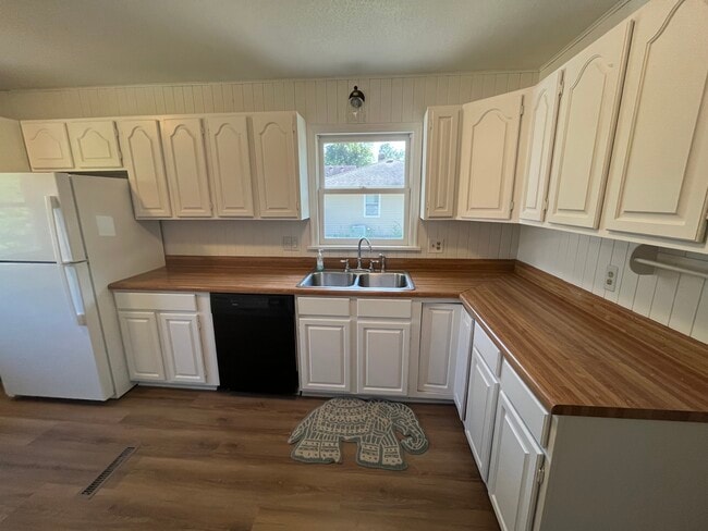 Photo - 2001 Hopkins Crossroad