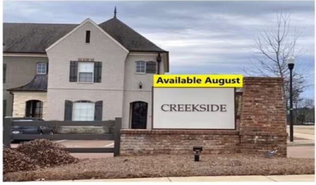 Building Photo - Creekside