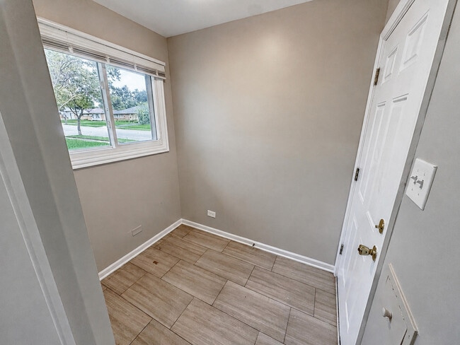 Photo - 103 Shabbona Dr