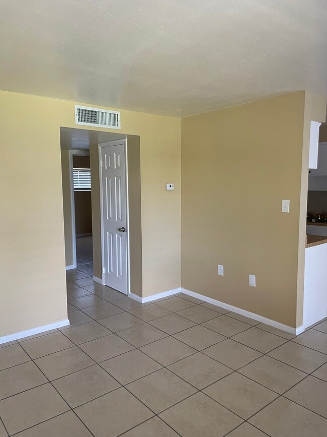 Living/Hallway - 140 Minna Ln Unit 409