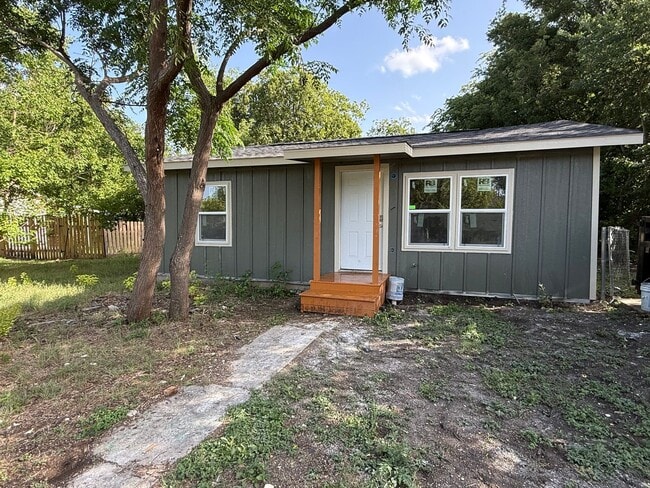 Building Photo - Newly Remodeled 2/1 with Large Backyard - MORE PICTURES COMING