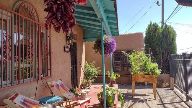 Photo - 1510b Edith Blvd NE