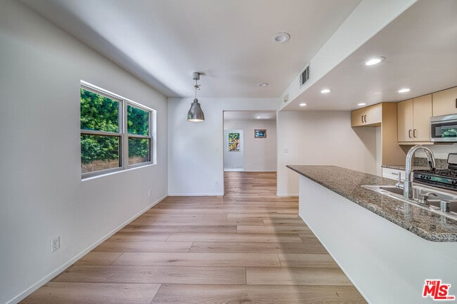 Photo - 726 W 37th St