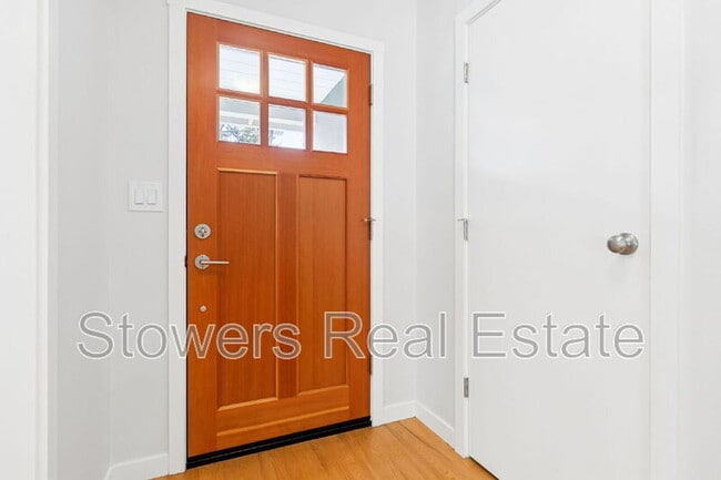 Photo - 1099 Larch Ave
