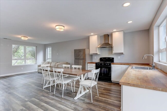 Building Photo - Smashing CU Campus 3bed/2bath/Top Floor Unit