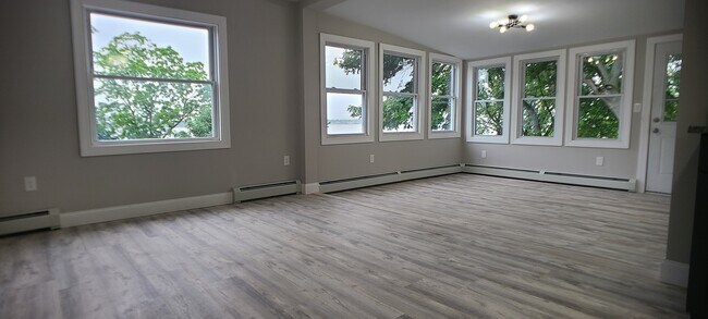 Building Photo - 113 Maple Ave Unit 2 Rental