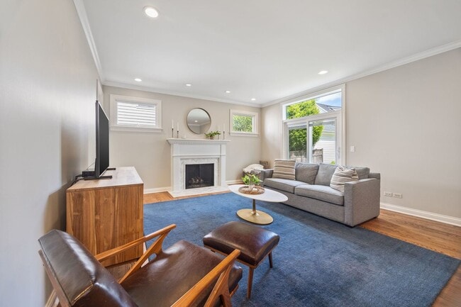 Photo - 735 W 8th St