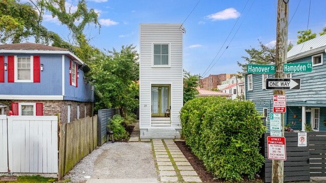 Building Photo - Modern Downtown Home!