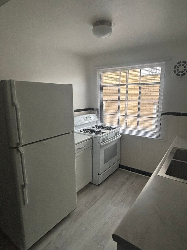 Kitchen - 2340 Losantiville Ave Unit 1