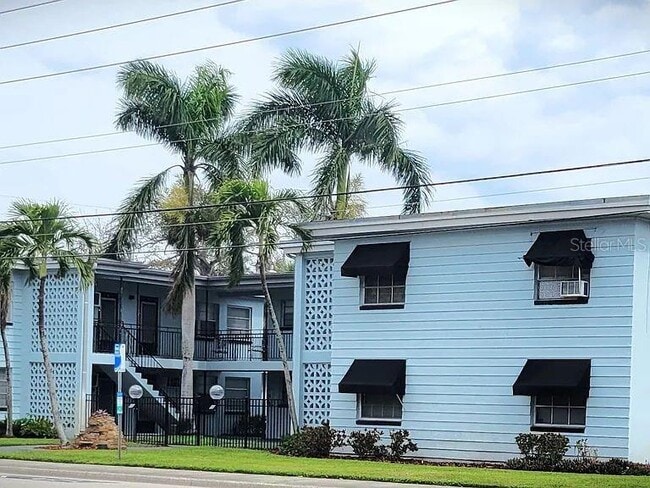 Building Photo - 4018 6th St S Unit 06