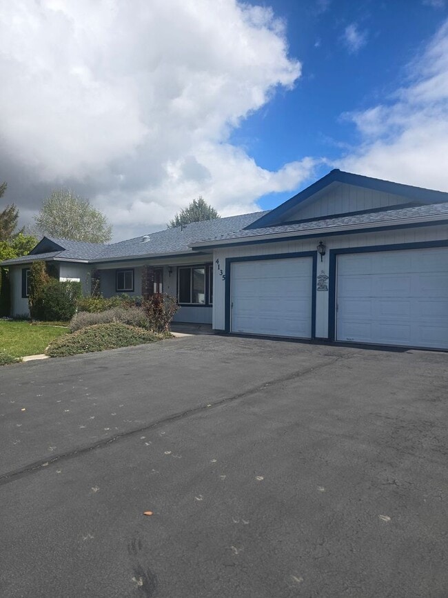 Building Photo - 3 bedroom 2.5 bath