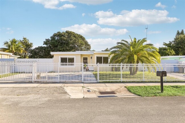 Building Photo - 23 Miami Gardens Rd Unit 3