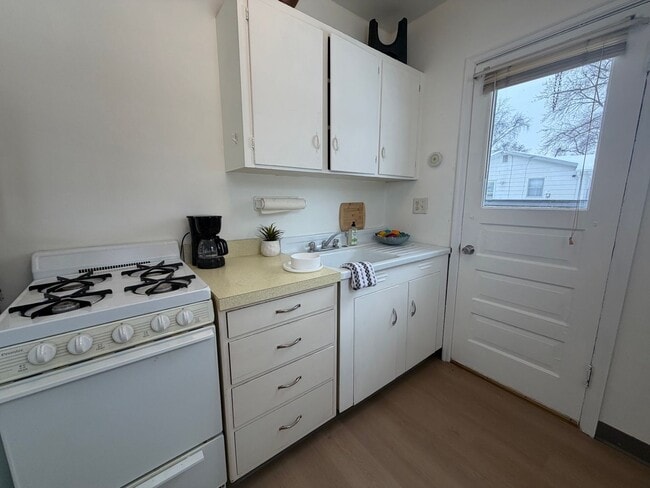 Photo - 1 bed, 1 bath for rent in quiet Waterloo neighborhood