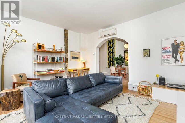 Photo - 787 Queen St W