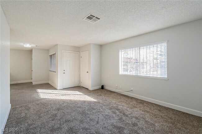 Photo - 832 Mantis Way