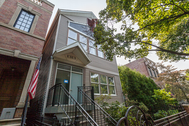 Photo - 1313 W Wolfram St Casa