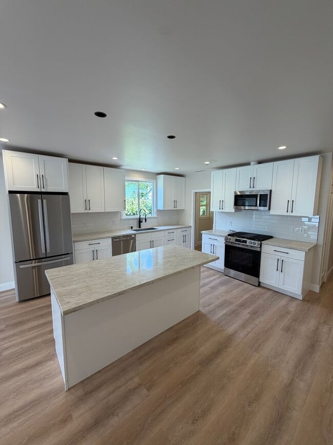 Building Photo - 506-510 N Claremont Unit 508