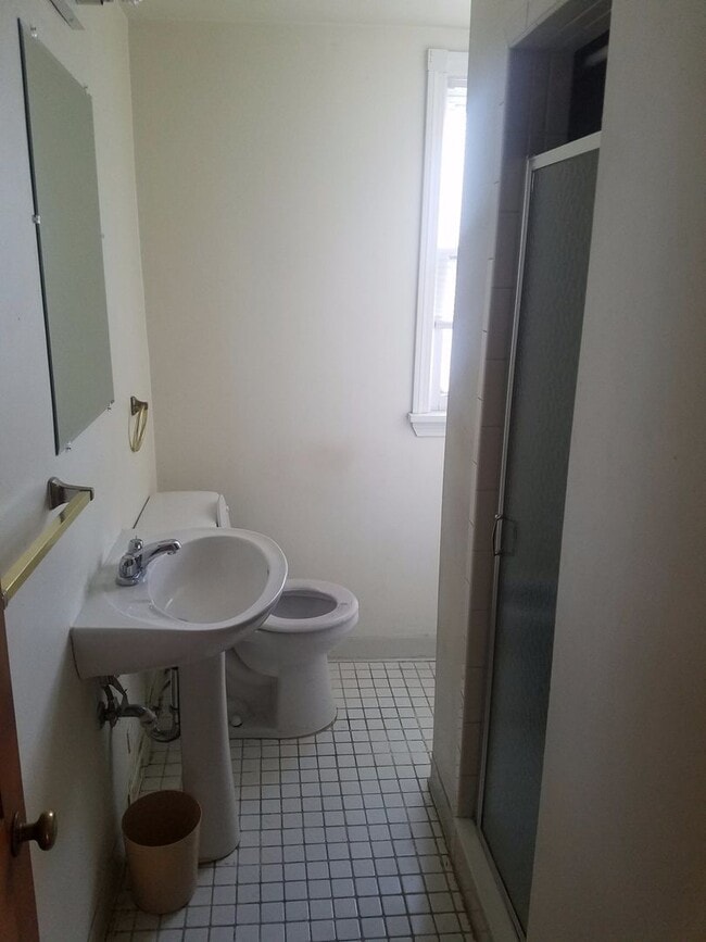 Building Photo - 4 bedroom, 2 full bath bungalow near Cedar and Warrensville