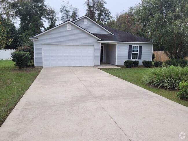Building Photo - Spacious 3BD/2BA Home Near Moody AFB | Ope...