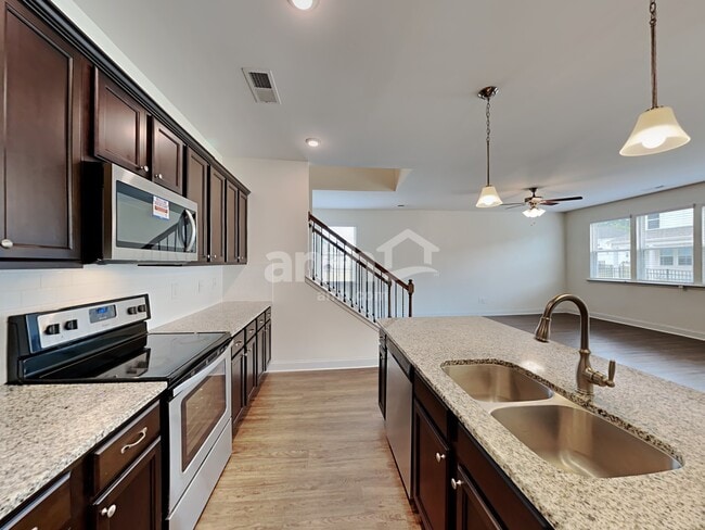 Photo - 318 Golucke Way