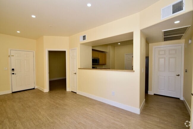 Building Photo - Upgraded & Charming Two-Bedroom Condo with... Unit 1092