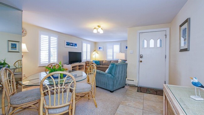 Photo - 100 S Richards Ave Unidad 1st floor