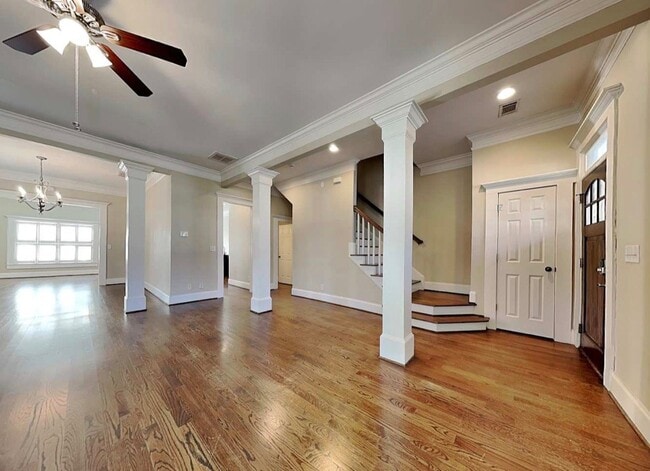 Photo - 2350 Bouldercliff Way SE
