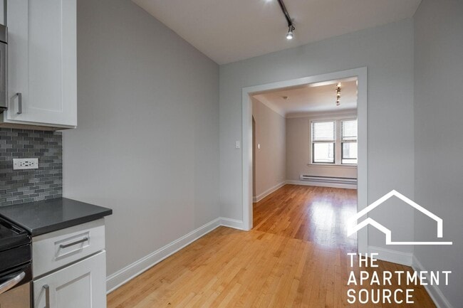 Photo - 2319 N Rockwell St Unidad B2