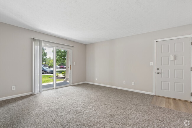 1BR, 1BA - 878SF - Living Room