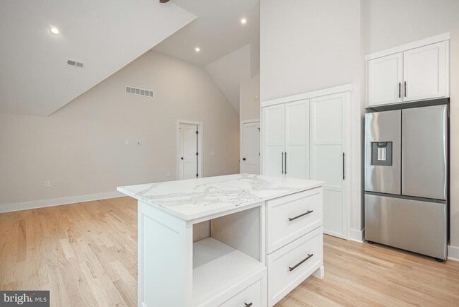 Photo - 156 W Oakland Ave