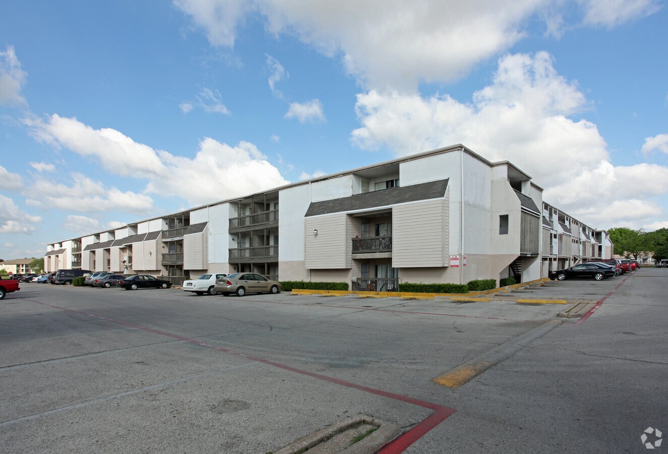 Photo - Harvey's Racquet Club Apartments