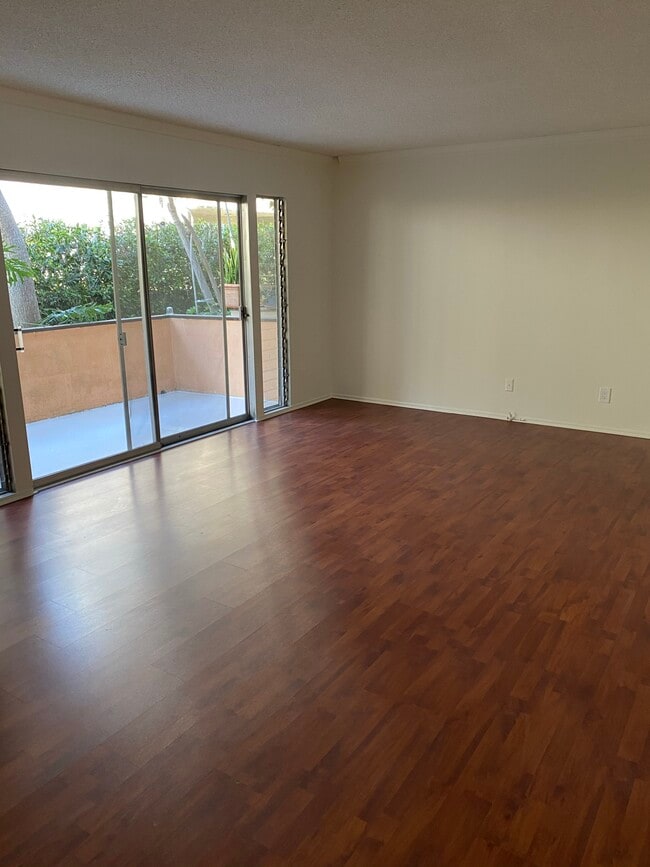 Sala de estar/Patio - 943 19th St Unidad 2