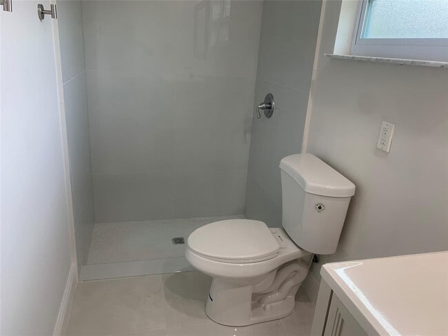 Photo - 461 Hastings St