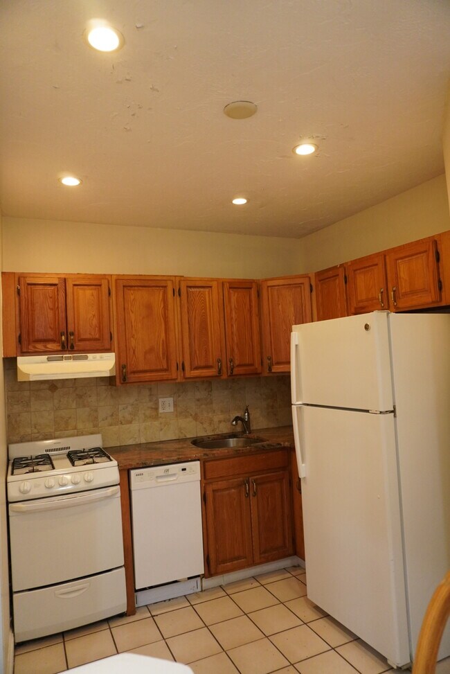 Photo - 240 Kelton St Unit 3