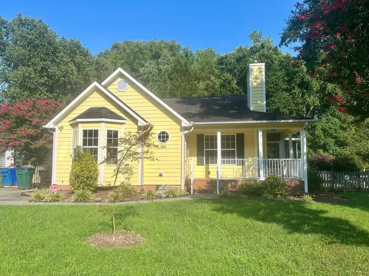 Newly renovated 3 bedroom with fenced yard and screened porch! - Newly renovated 3 bedroom with fenced yard and screened porch!