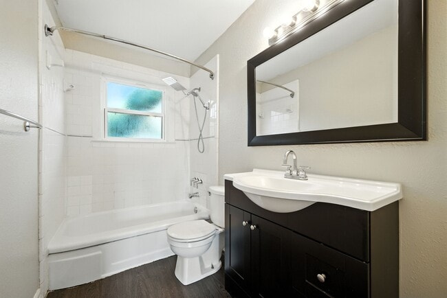 Building Photo - 1306 Taft St Unit 3