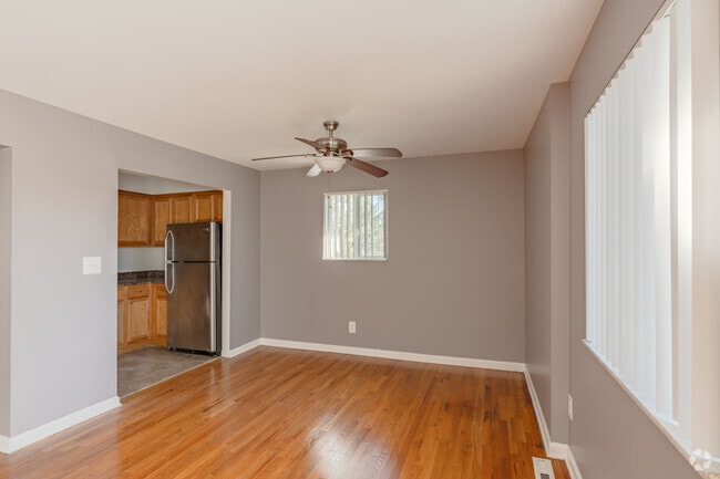 1BR, 1BA - 740SF - Dining Area