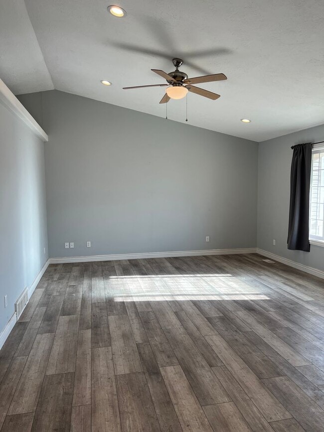 Photo - THIS IS A LEASE TAKEOVER - PLEASE CONTACT ...