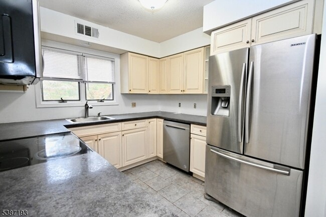 Photo - 32 Pine Hollow Ct