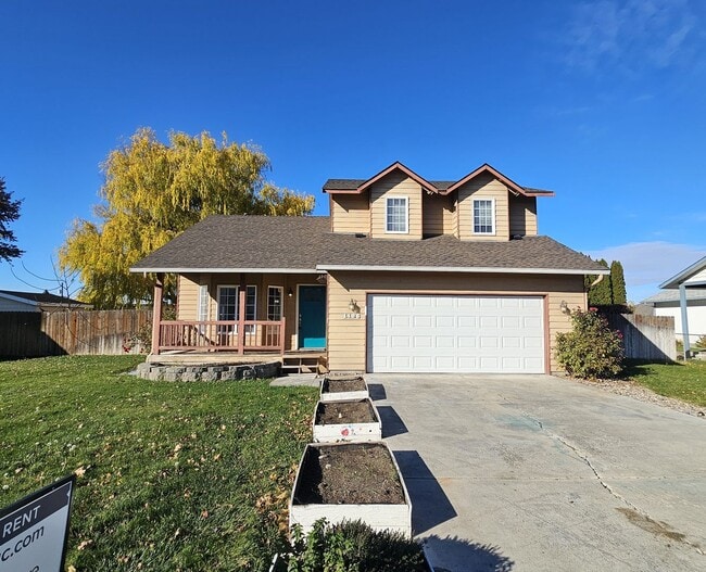 Building Photo - Three Bedroom Home in Desirable Neighborhood!