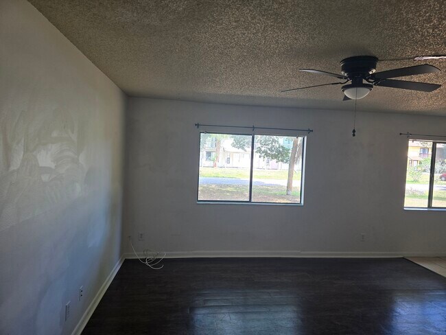 Sala de estar - 4111 Tree Ridge Ln NE Unidad 4111